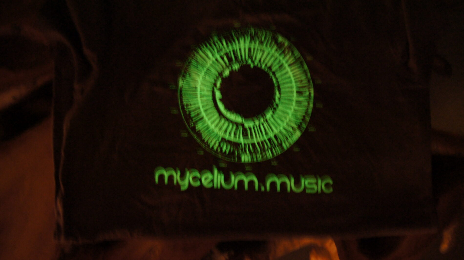 Mycelium glowing ink