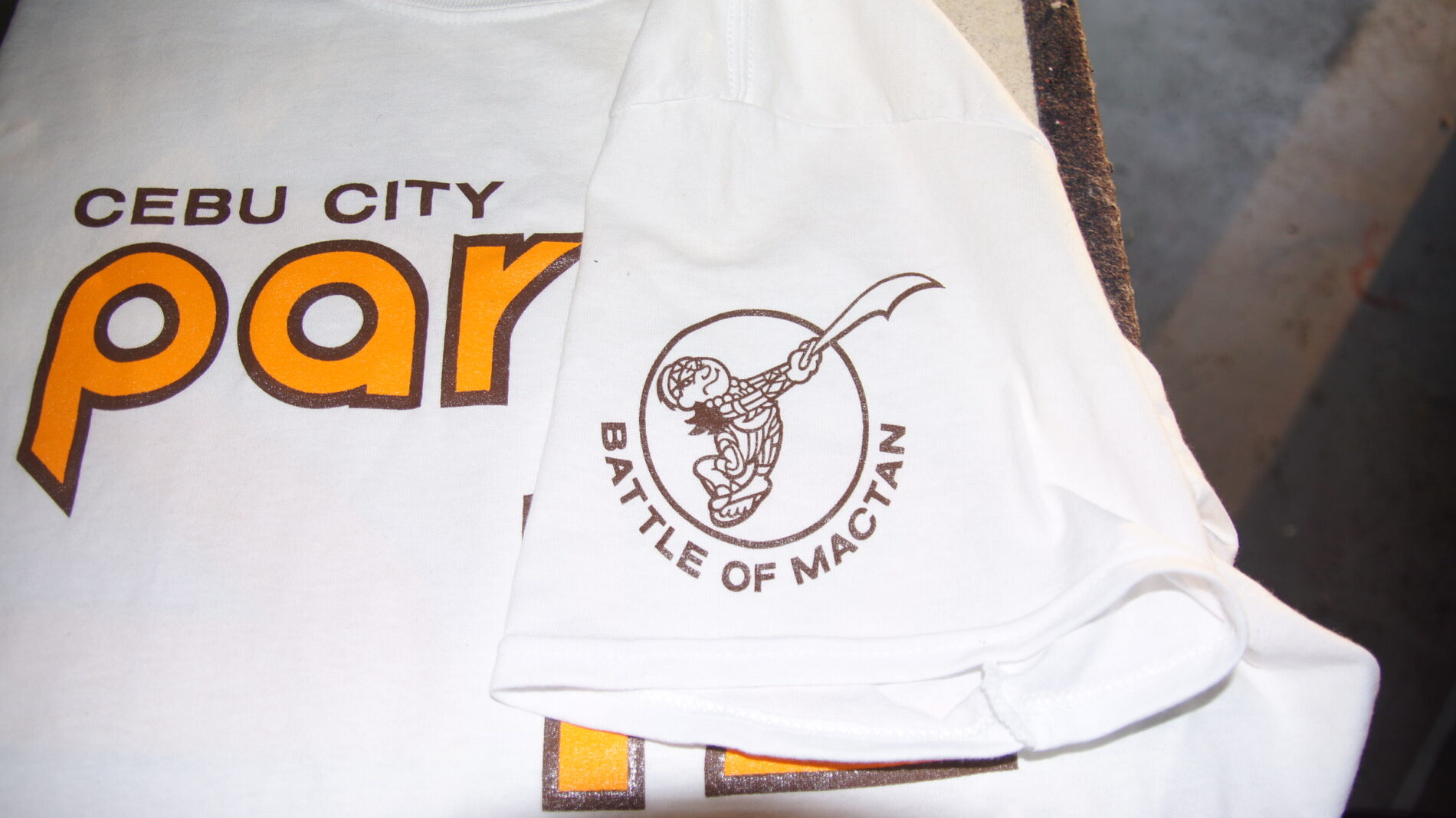 1-color screen printed sleeve.